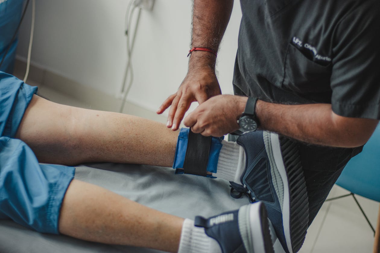 Fisioterapista durante un trattamento di riabilitazione